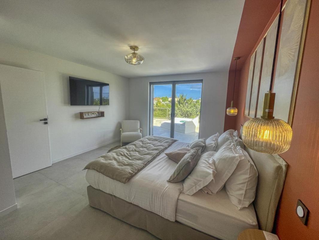 Nateina Villa *