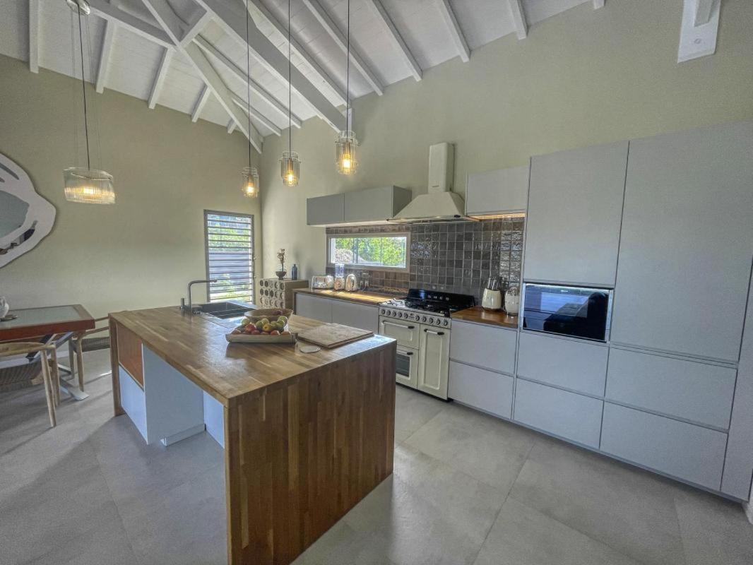 Nateina Villa *