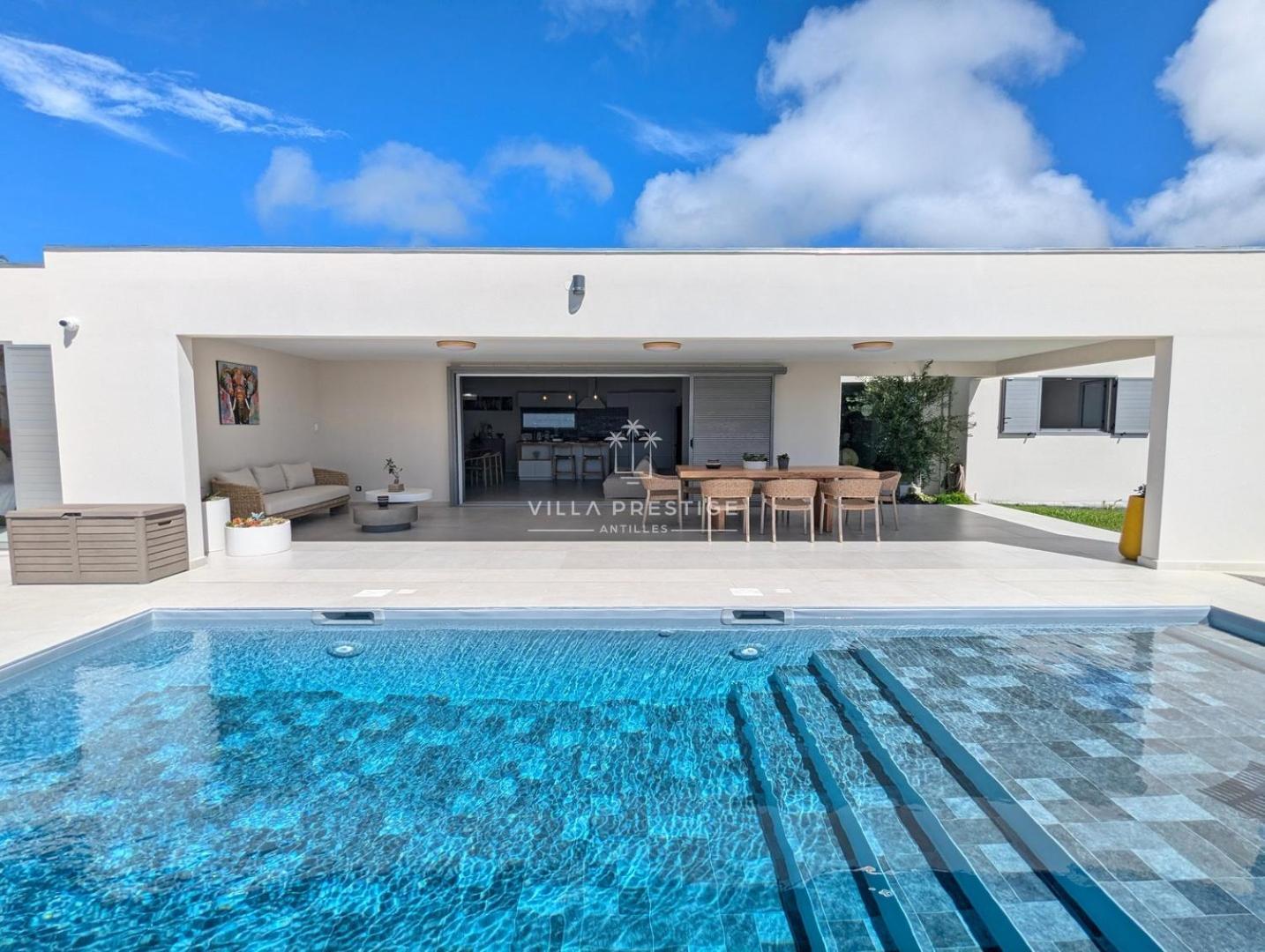 Nateina Villa *